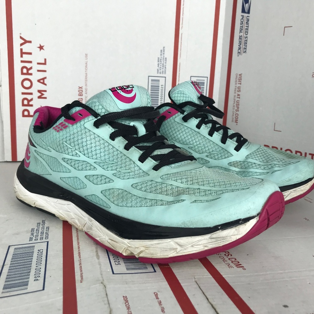 Topo Womens Magnifly 2 XGI Size 10.5